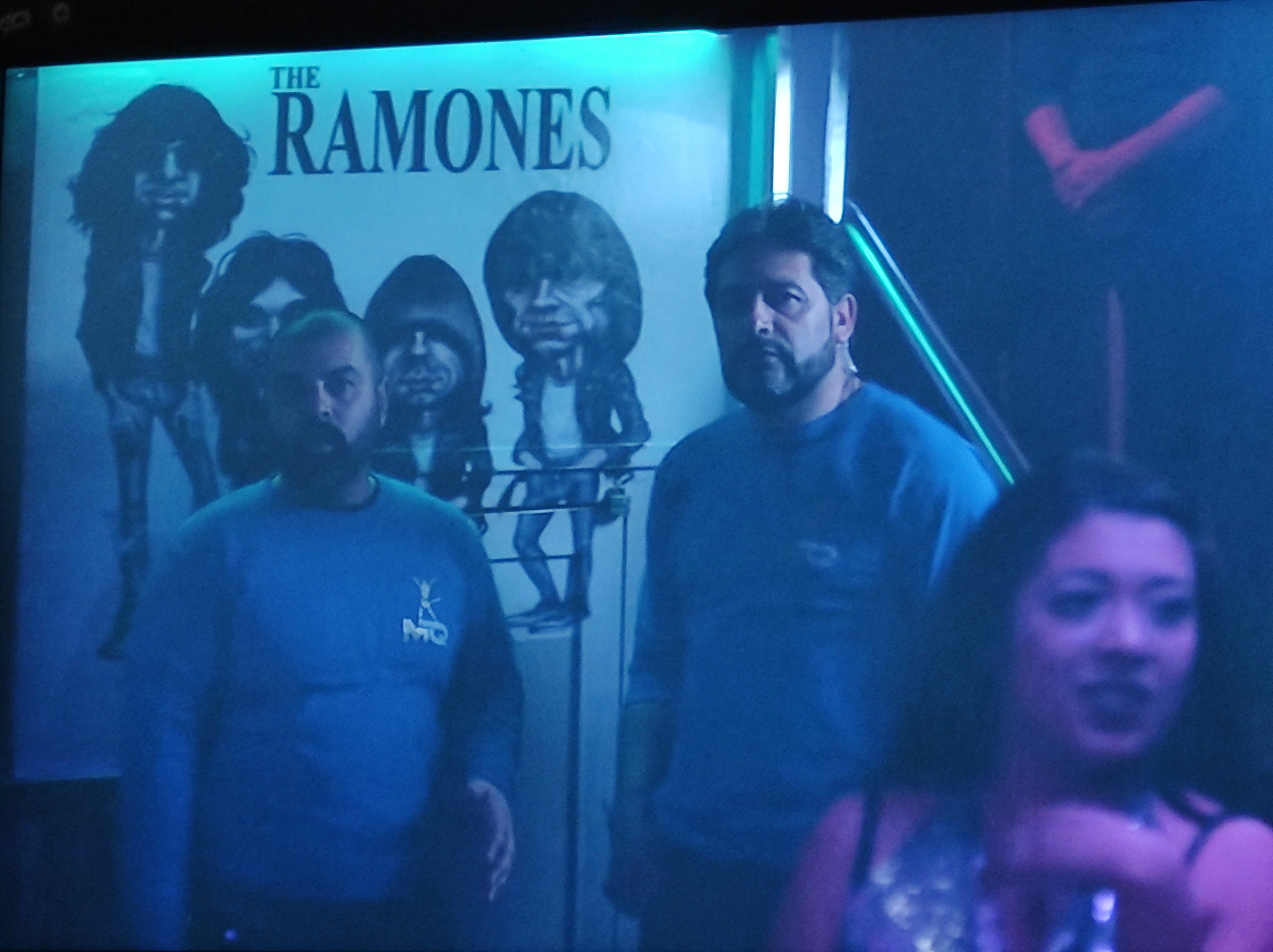 Kartell Schergen vor einem Ramones Plakat