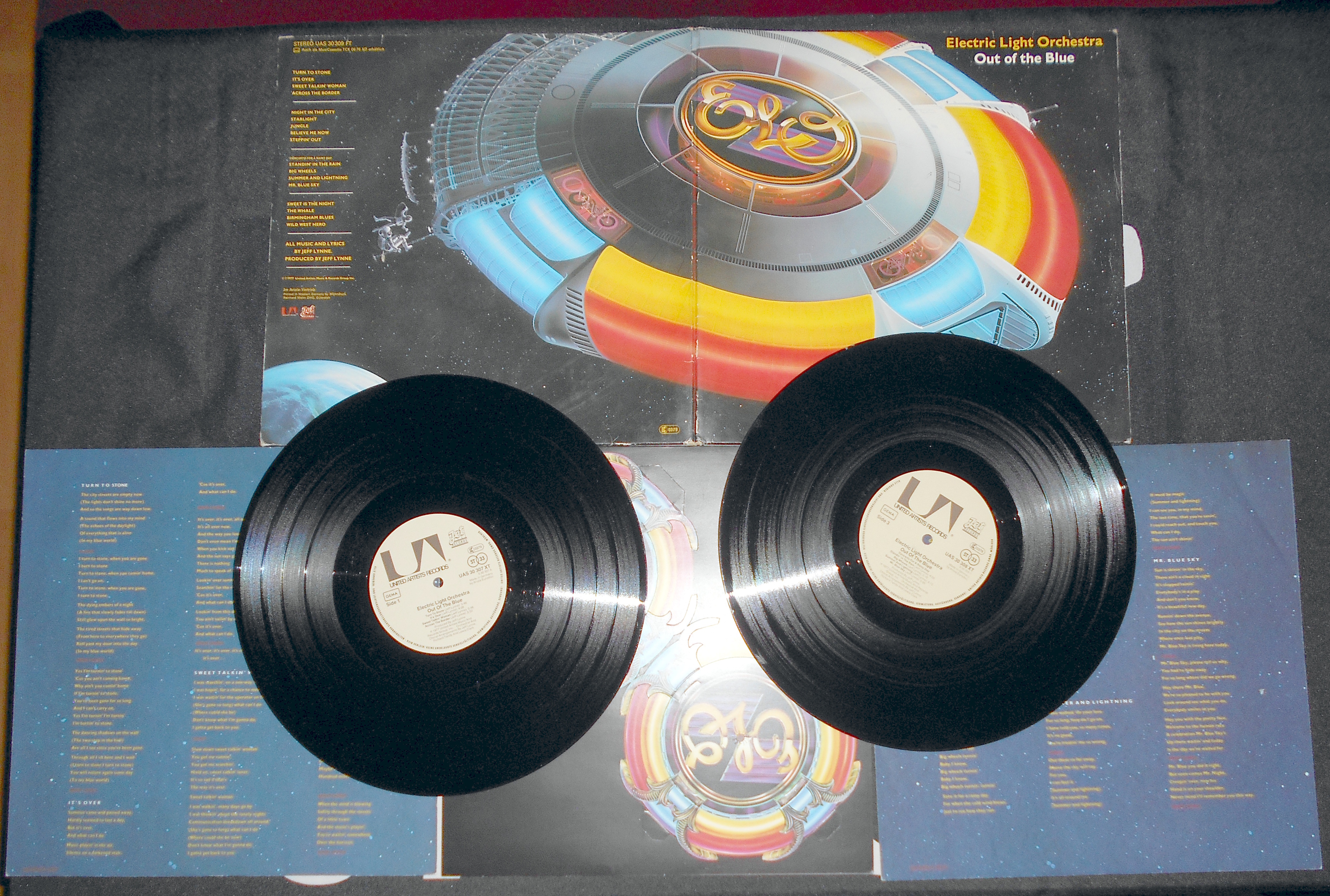 ELECTRIC LIGHT ORCHESTRA - Out of the Blue (1).JPG
