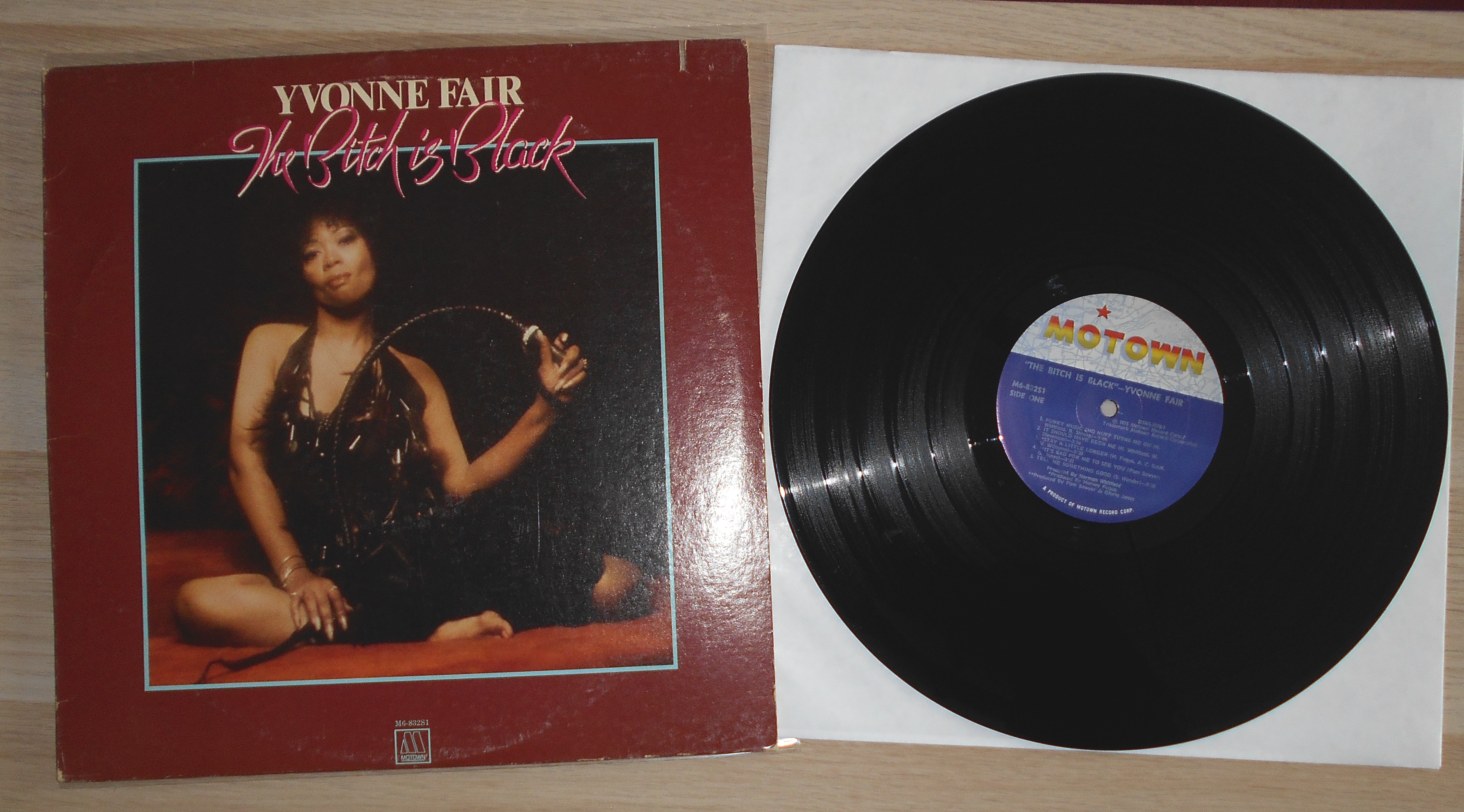 FAIR, Yvonne - The Bitch is black (1).JPG